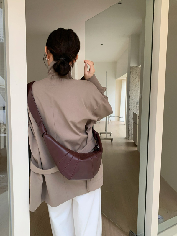 Унисекс чанта през рамо в стил кроасан, от кожа от горния слой с текстура овча кожа, цип за затваряне, подплата от плат