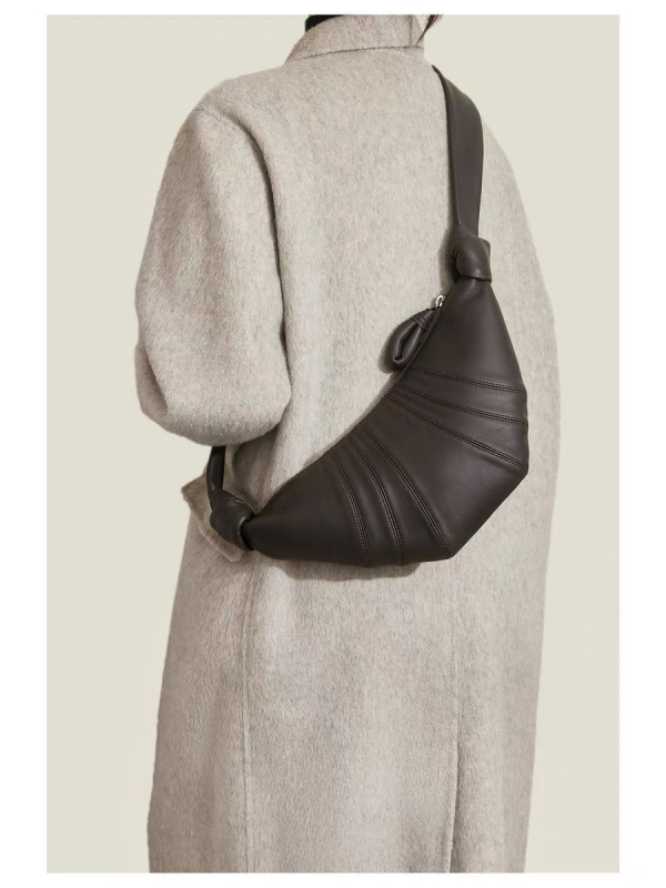 Унисекс чанта през рамо в стил кроасан, от кожа от горния слой с текстура овча кожа, цип за затваряне, подплата от плат
