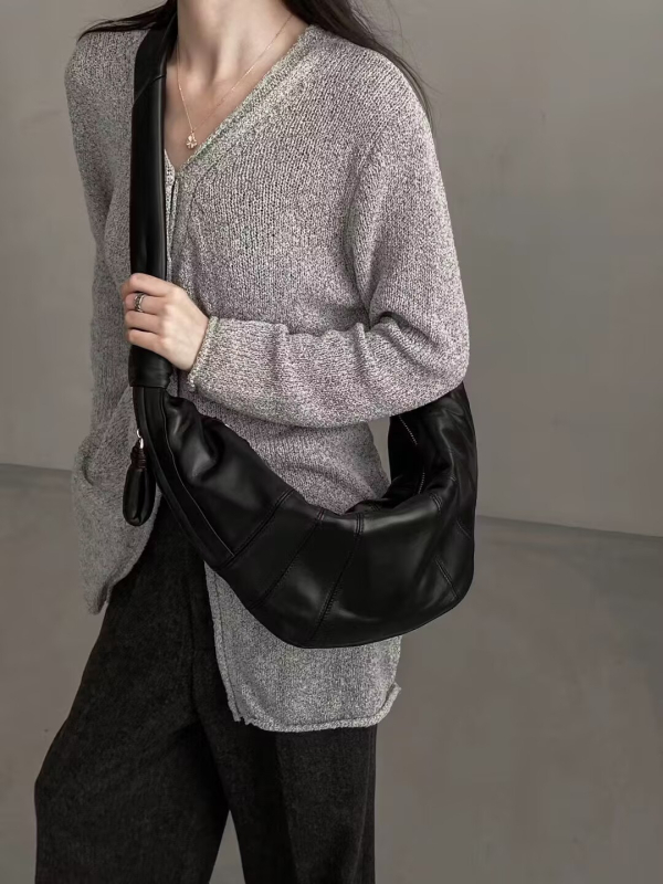 Унисекс чанта през рамо в стил кроасан, от кожа от горния слой с текстура овча кожа, цип за затваряне, подплата от плат