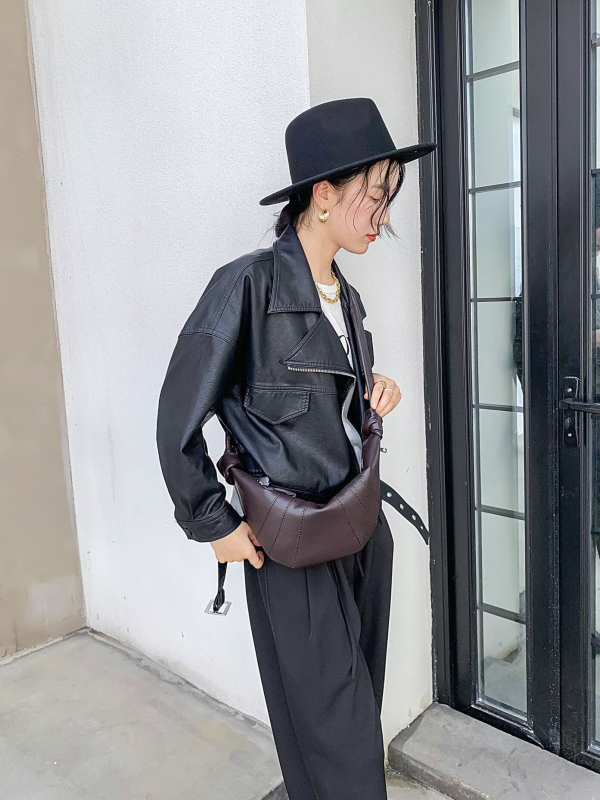 Унисекс чанта през рамо в стил кроасан, от кожа от горния слой с текстура овча кожа, цип за затваряне, подплата от плат