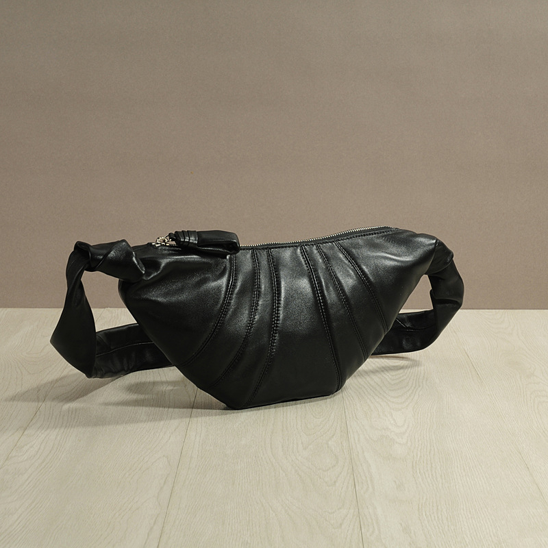 Унисекс чанта през рамо в стил кроасан, от кожа от горния слой с текстура овча кожа, цип за затваряне, подплата от плат