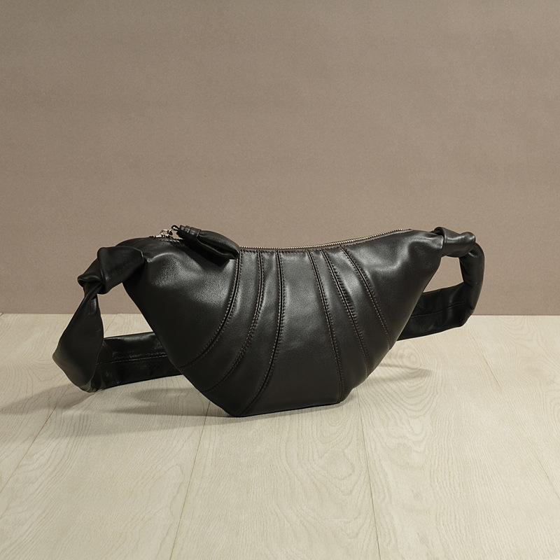 Унисекс чанта през рамо в стил кроасан, от кожа от горния слой с текстура овча кожа, цип за затваряне, подплата от плат