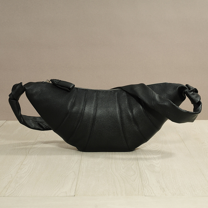 Унисекс чанта през рамо в стил кроасан, от кожа от горния слой с текстура овча кожа, цип за затваряне, подплата от плат