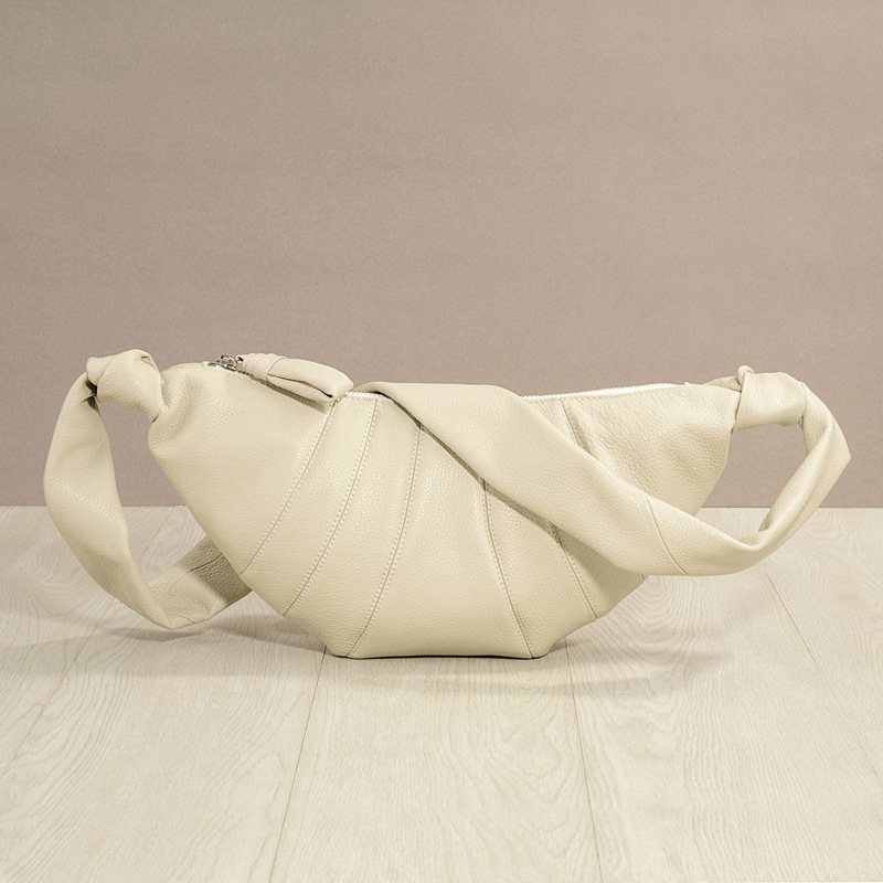 Унисекс чанта през рамо в стил кроасан, от кожа от горния слой с текстура овча кожа, цип за затваряне, подплата от плат