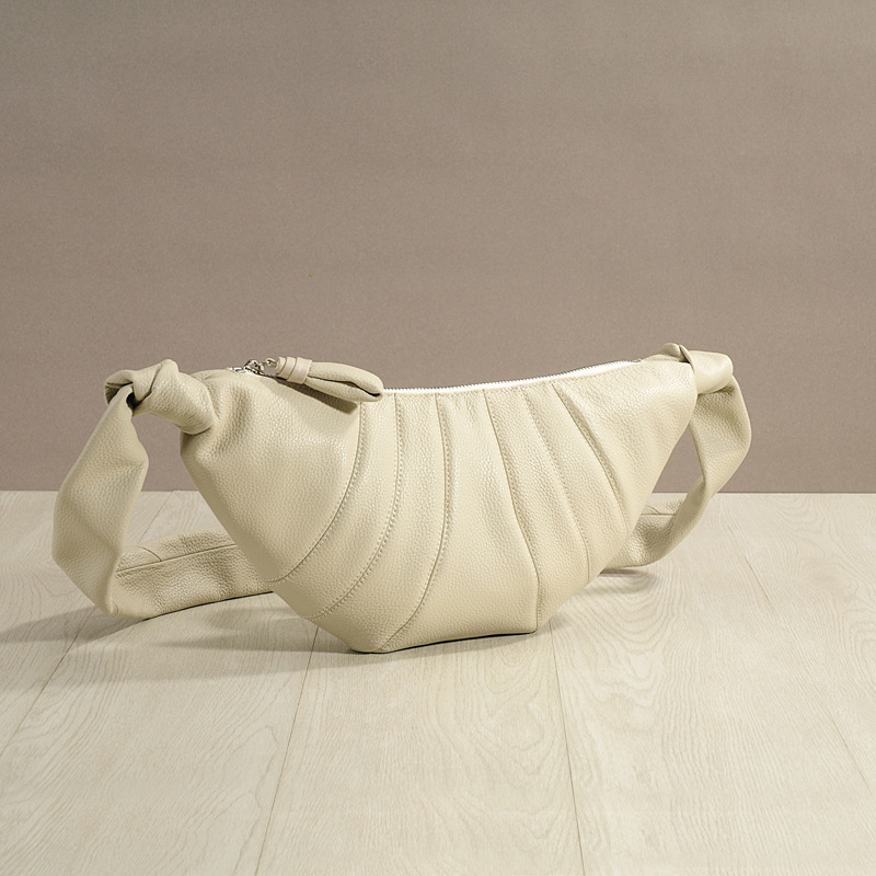 Унисекс чанта през рамо в стил кроасан, от кожа от горния слой с текстура овча кожа, цип за затваряне, подплата от плат