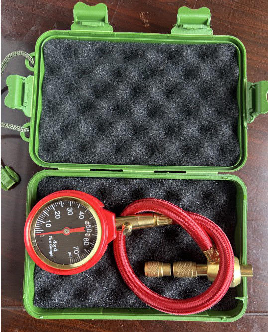 Digitálny tlakomer do auta s LCD displejom, meďový telo, rozsah 0–70 psi