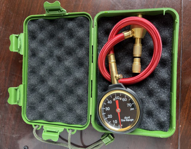 Digitálny tlakomer do auta s LCD displejom, meďový telo, rozsah 0–70 psi