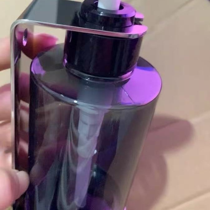 Държач за сапун-дозатор от неръждаема стомана 304, регулируема височина, стенен монтаж, подходящ за бутилки с помпова глава, фино полирана повърхност.