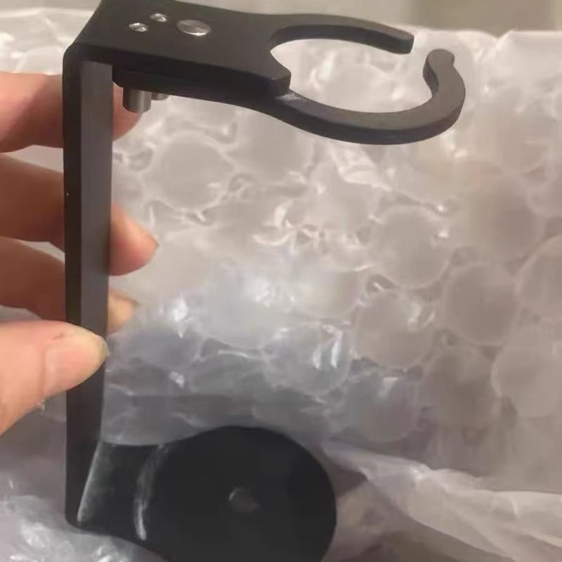 Държач за сапун-дозатор от неръждаема стомана 304, регулируема височина, стенен монтаж, подходящ за бутилки с помпова глава, фино полирана повърхност.