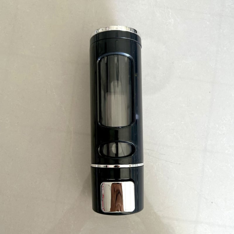 Стенно монтиран диспенсер за сапун, шампоан и душ гел – ръчно натискане, пластмасов корпус, модерен минималистичен стил, тегло 200 g