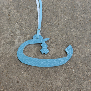 Moterų rankinės pakabukas iš natūralios odos su arabų raide (natūrali oda; arabų raidė; rankinei)