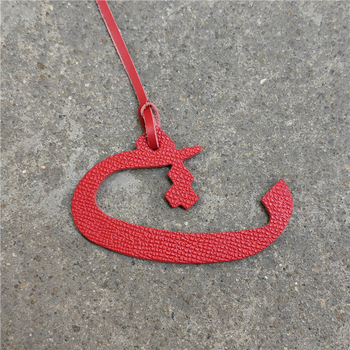 Moterų rankinės pakabukas iš natūralios odos su arabų raide (natūrali oda; arabų raidė; rankinei)