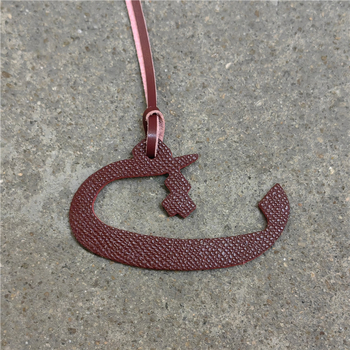 Moterų rankinės pakabukas iš natūralios odos su arabų raide (natūrali oda; arabų raidė; rankinei)