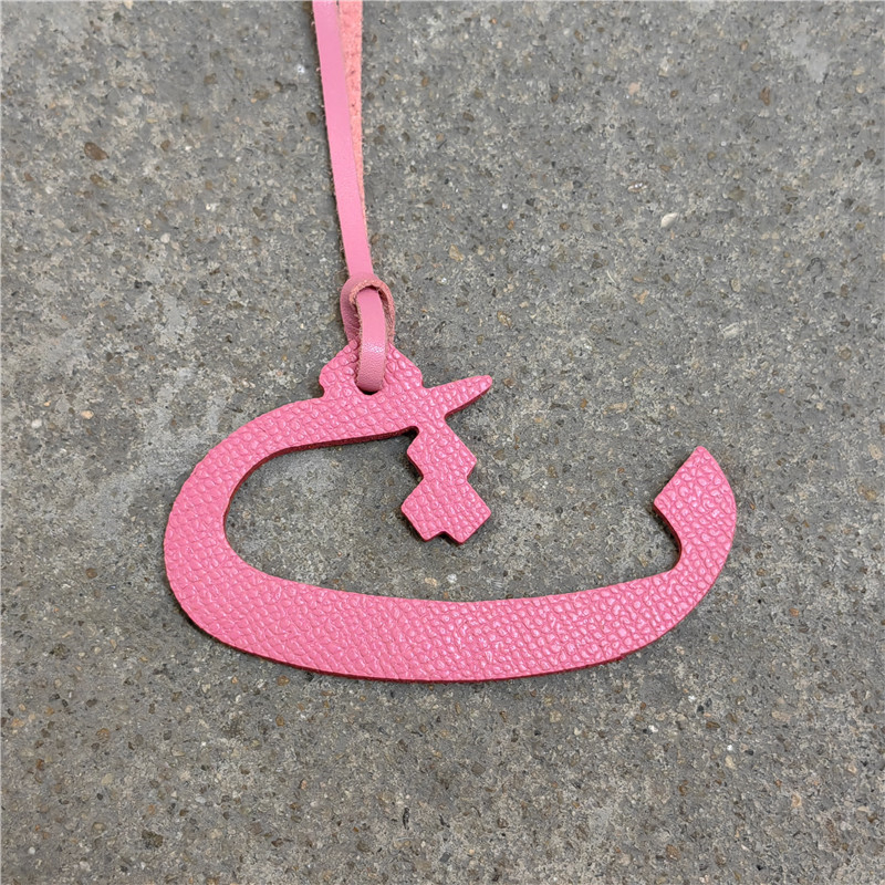 Moterų rankinės pakabukas iš natūralios odos su arabų raide (natūrali oda; arabų raidė; rankinei)