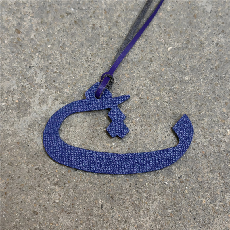 Moterų rankinės pakabukas iš natūralios odos su arabų raide (natūrali oda; arabų raidė; rankinei)