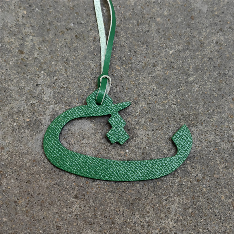 Moterų rankinės pakabukas iš natūralios odos su arabų raide (natūrali oda; arabų raidė; rankinei)