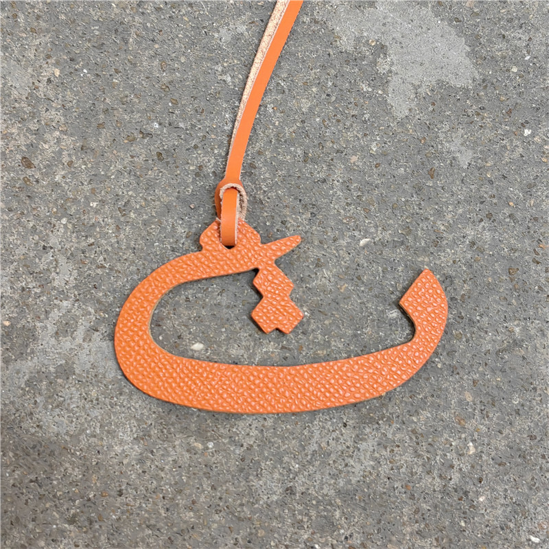 Moterų rankinės pakabukas iš natūralios odos su arabų raide (natūrali oda; arabų raidė; rankinei)