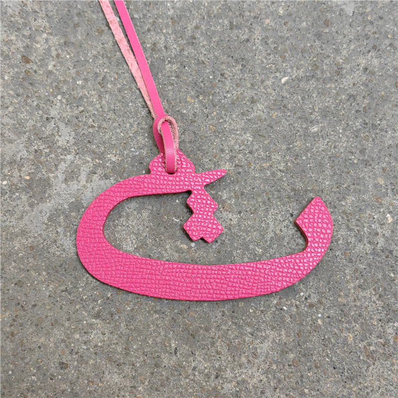 Moterų rankinės pakabukas iš natūralios odos su arabų raide (natūrali oda; arabų raidė; rankinei)