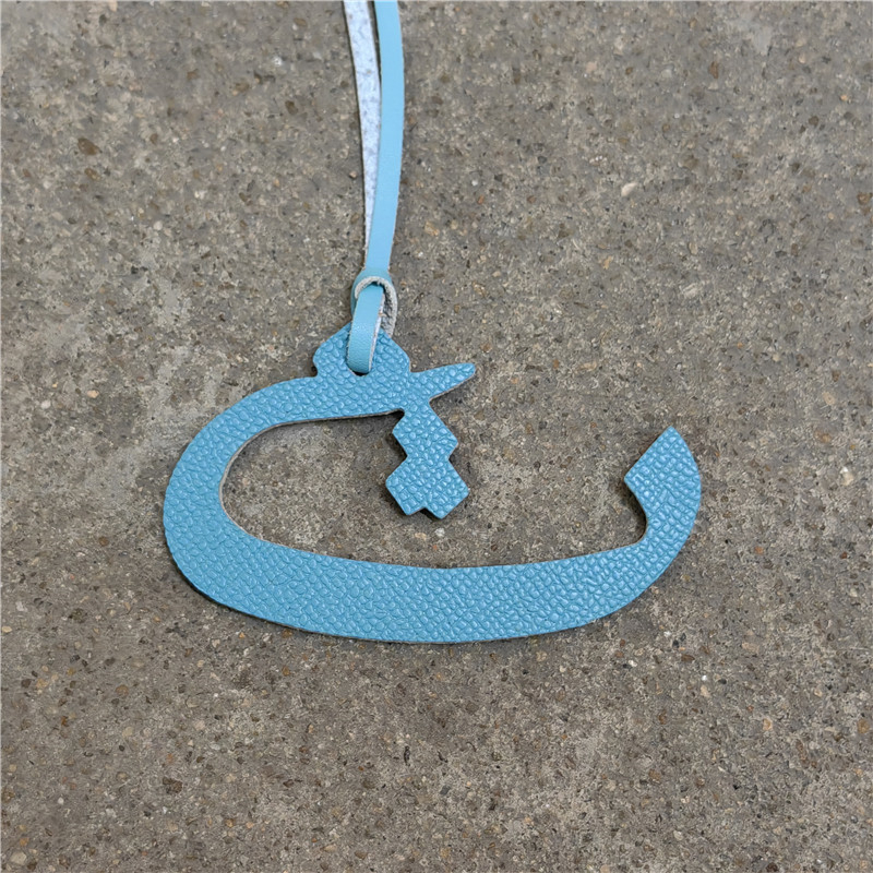 Moterų rankinės pakabukas iš natūralios odos su arabų raide (natūrali oda; arabų raidė; rankinei)