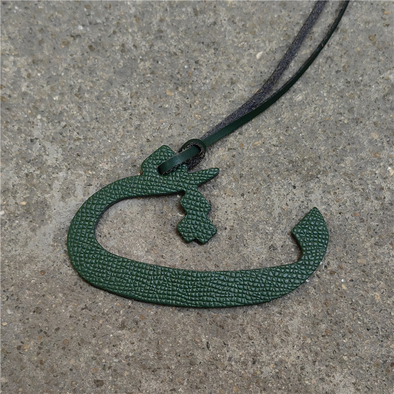 Moterų rankinės pakabukas iš natūralios odos su arabų raide (natūrali oda; arabų raidė; rankinei)