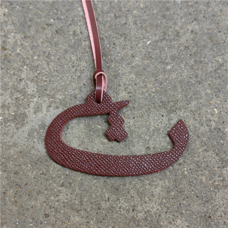 Moterų rankinės pakabukas iš natūralios odos su arabų raide (natūrali oda; arabų raidė; rankinei)