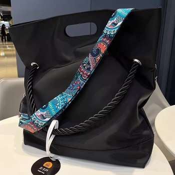 Muška crossbody torba od poliestera, prugasti uzorak, najlonska podstava, proljeće 2024 izdanje, pogodna za poslovna putovanja.