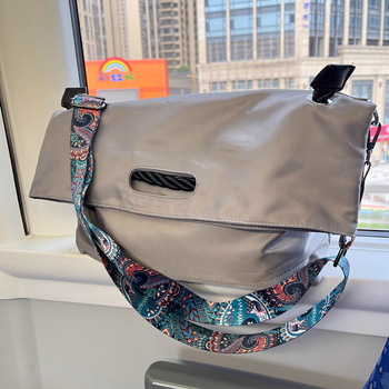 Muška crossbody torba od poliestera, prugasti uzorak, najlonska podstava, proljeće 2024 izdanje, pogodna za poslovna putovanja.