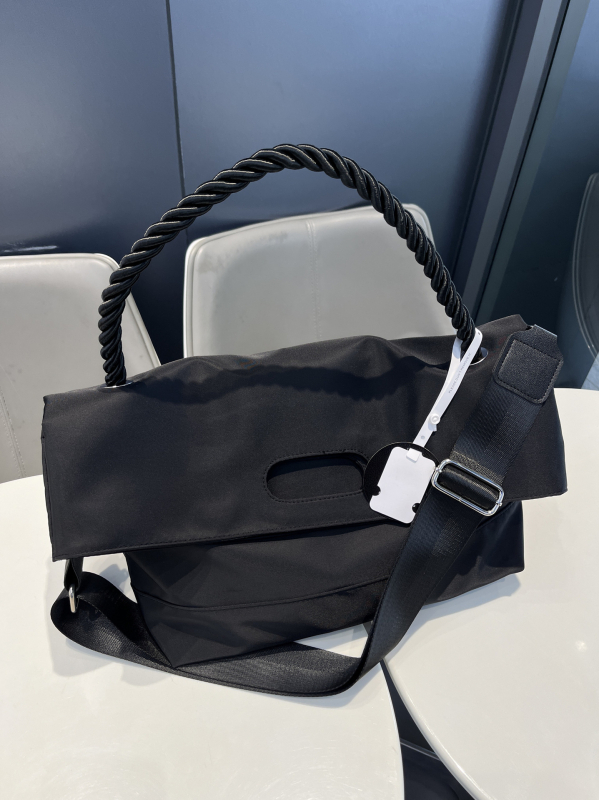 Muška crossbody torba od poliestera, prugasti uzorak, najlonska podstava, proljeće 2024 izdanje, pogodna za poslovna putovanja.