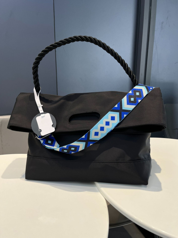 Muška crossbody torba od poliestera, prugasti uzorak, najlonska podstava, proljeće 2024 izdanje, pogodna za poslovna putovanja.