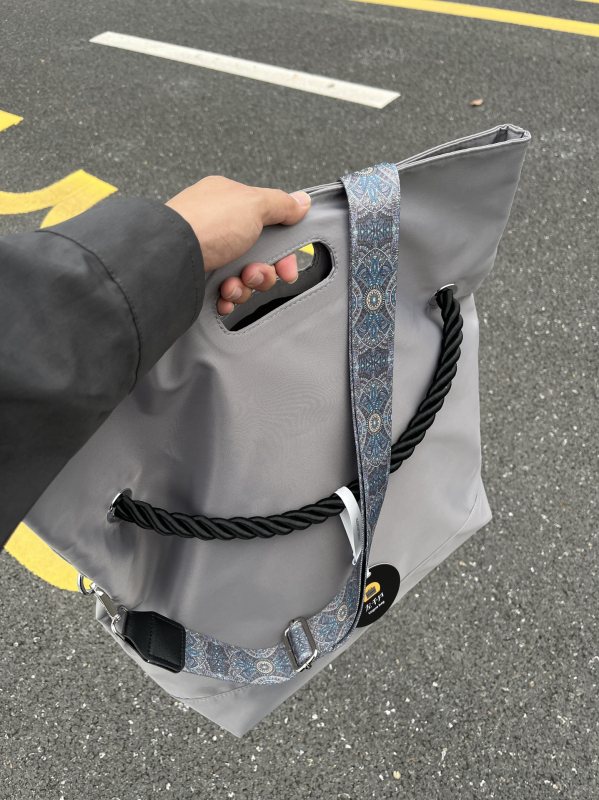 Muška crossbody torba od poliestera, prugasti uzorak, najlonska podstava, proljeće 2024 izdanje, pogodna za poslovna putovanja.