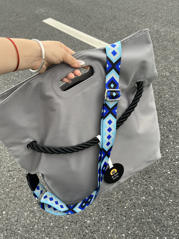 Muška crossbody torba od poliestera, prugasti uzorak, najlonska podstava, proljeće 2024 izdanje, pogodna za poslovna putovanja.