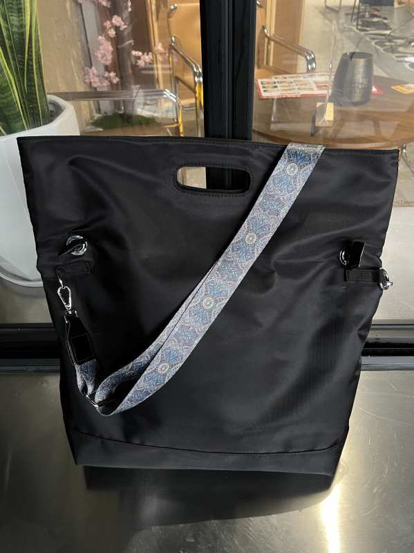 Muška crossbody torba od poliestera, prugasti uzorak, najlonska podstava, proljeće 2024 izdanje, pogodna za poslovna putovanja.