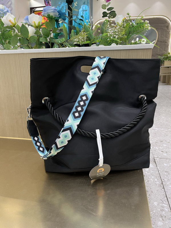 Muška crossbody torba od poliestera, prugasti uzorak, najlonska podstava, proljeće 2024 izdanje, pogodna za poslovna putovanja.