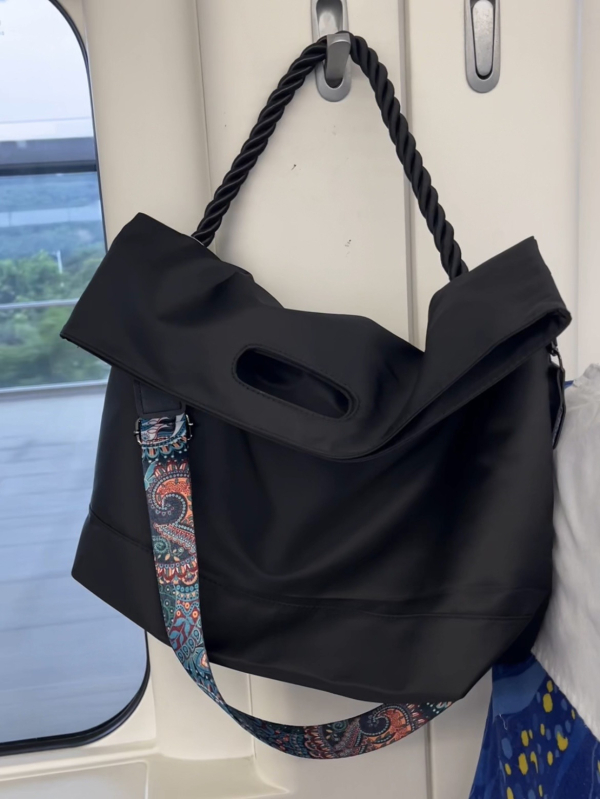 Muška crossbody torba od poliestera, prugasti uzorak, najlonska podstava, proljeće 2024 izdanje, pogodna za poslovna putovanja.