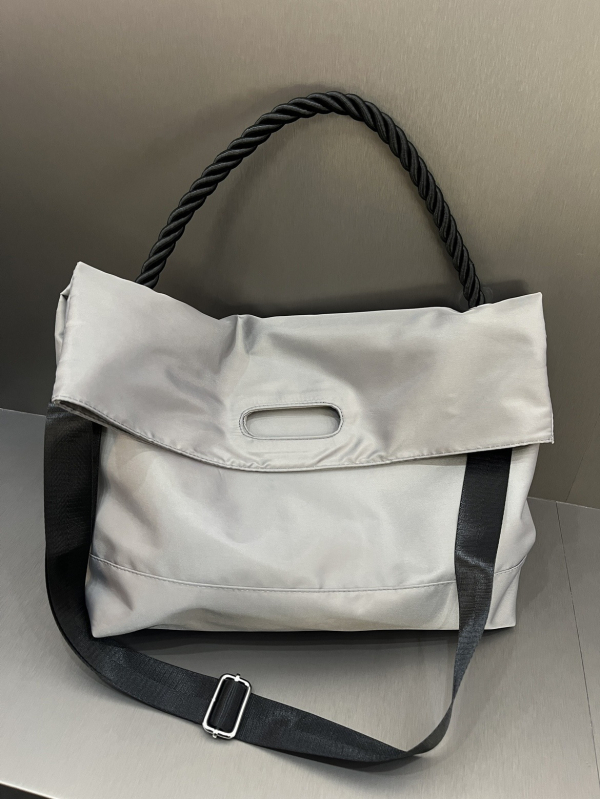 Muška crossbody torba od poliestera, prugasti uzorak, najlonska podstava, proljeće 2024 izdanje, pogodna za poslovna putovanja.