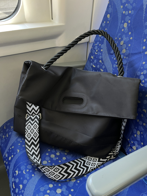 Muška crossbody torba od poliestera, prugasti uzorak, najlonska podstava, proljeće 2024 izdanje, pogodna za poslovna putovanja.