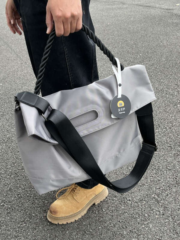 Muška crossbody torba od poliestera, prugasti uzorak, najlonska podstava, proljeće 2024 izdanje, pogodna za poslovna putovanja.