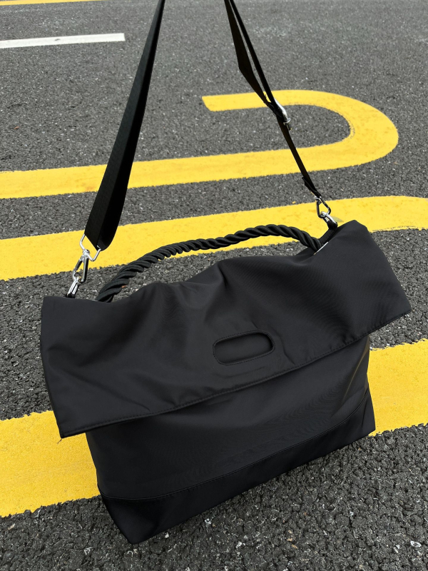 Muška crossbody torba od poliestera, prugasti uzorak, najlonska podstava, proljeće 2024 izdanje, pogodna za poslovna putovanja.