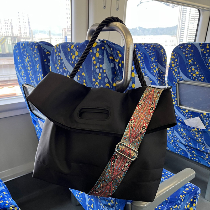 Muška crossbody torba od poliestera, prugasti uzorak, najlonska podstava, proljeće 2024 izdanje, pogodna za poslovna putovanja.