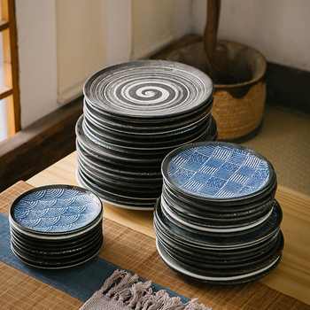 Japanski keramički tanjur, okruglog oblika, podglazurna tehnologija, retro stil, razni uzorci, mikrovalna kompatibilna