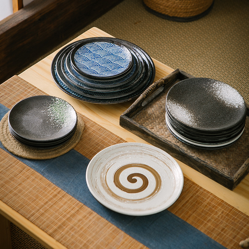 Japanski keramički tanjur, okruglog oblika, podglazurna tehnologija, retro stil, razni uzorci, mikrovalna kompatibilna