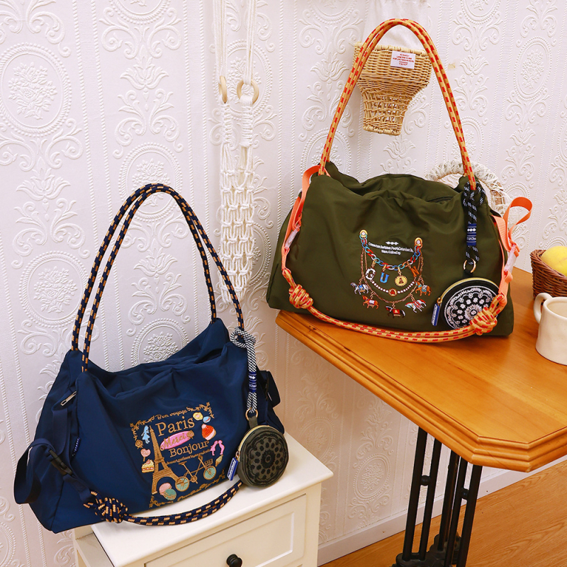 Tote torba – unisex stil, Oxford platno, horizontalno četvrtast oblik, zatvarač, unutarnji džepovi za telefon i dokumente.