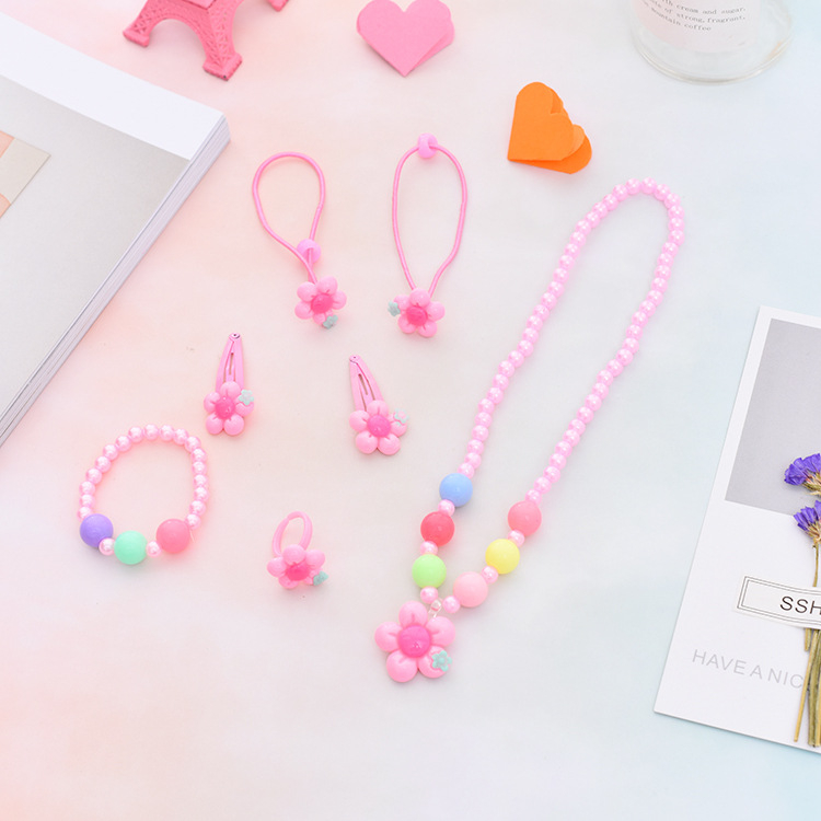 Vaikų juvelyrikos rinkinys – Animacinė princesė tema, dervos pakabukas, rutulinė grandinė 51–80 cm; Įtraukti žiedas, plaukų segtukas ir plaukų guma; Medžiagos: plastikas/derva