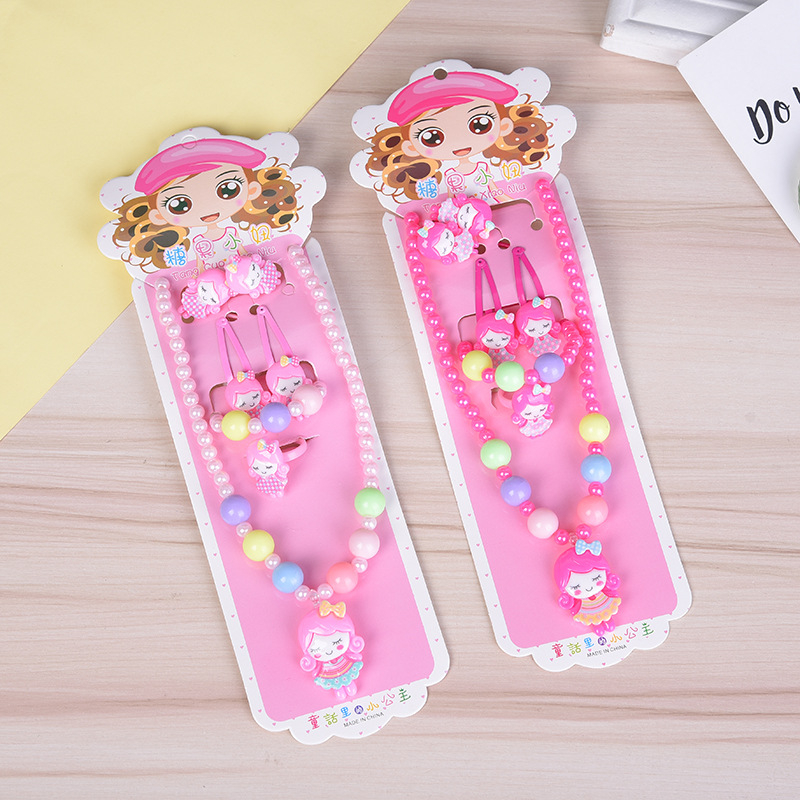 Vaikų juvelyrikos rinkinys – Animacinė princesė tema, dervos pakabukas, rutulinė grandinė 51–80 cm; Įtraukti žiedas, plaukų segtukas ir plaukų guma; Medžiagos: plastikas/derva