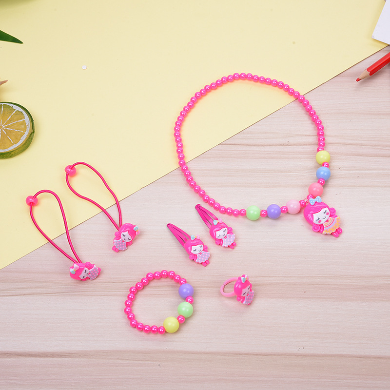 Vaikų juvelyrikos rinkinys – Animacinė princesė tema, dervos pakabukas, rutulinė grandinė 51–80 cm; Įtraukti žiedas, plaukų segtukas ir plaukų guma; Medžiagos: plastikas/derva