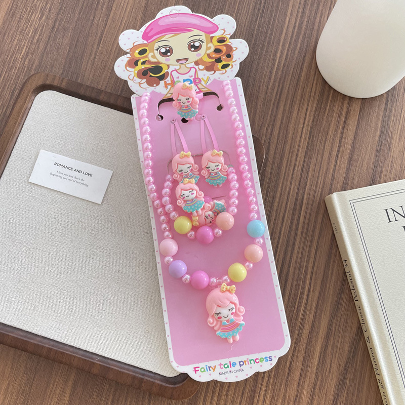 Vaikų juvelyrikos rinkinys – Animacinė princesė tema, dervos pakabukas, rutulinė grandinė 51–80 cm; Įtraukti žiedas, plaukų segtukas ir plaukų guma; Medžiagos: plastikas/derva