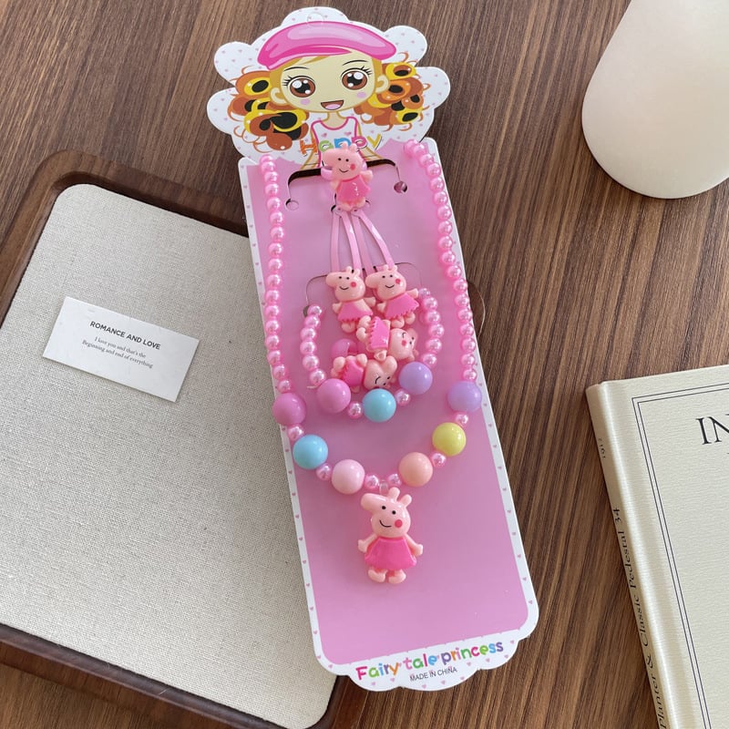 Vaikų juvelyrikos rinkinys – Animacinė princesė tema, dervos pakabukas, rutulinė grandinė 51–80 cm; Įtraukti žiedas, plaukų segtukas ir plaukų guma; Medžiagos: plastikas/derva