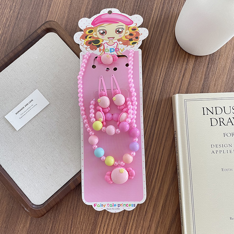 Vaikų juvelyrikos rinkinys – Animacinė princesė tema, dervos pakabukas, rutulinė grandinė 51–80 cm; Įtraukti žiedas, plaukų segtukas ir plaukų guma; Medžiagos: plastikas/derva