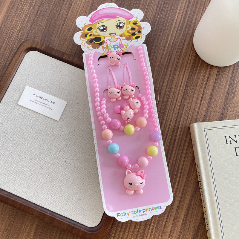 Vaikų juvelyrikos rinkinys – Animacinė princesė tema, dervos pakabukas, rutulinė grandinė 51–80 cm; Įtraukti žiedas, plaukų segtukas ir plaukų guma; Medžiagos: plastikas/derva