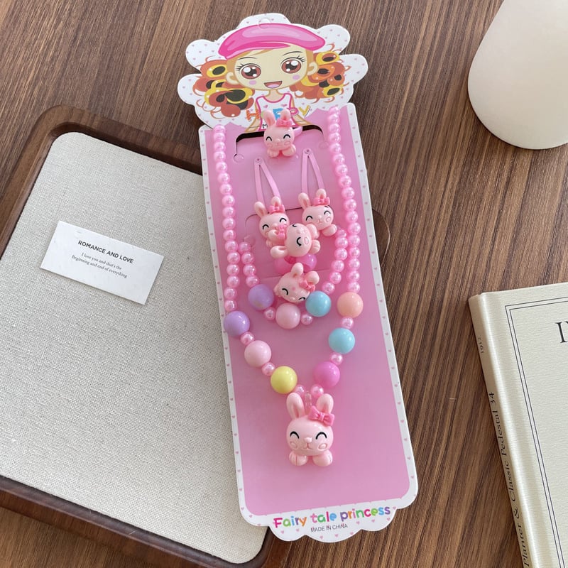 Vaikų juvelyrikos rinkinys – Animacinė princesė tema, dervos pakabukas, rutulinė grandinė 51–80 cm; Įtraukti žiedas, plaukų segtukas ir plaukų guma; Medžiagos: plastikas/derva